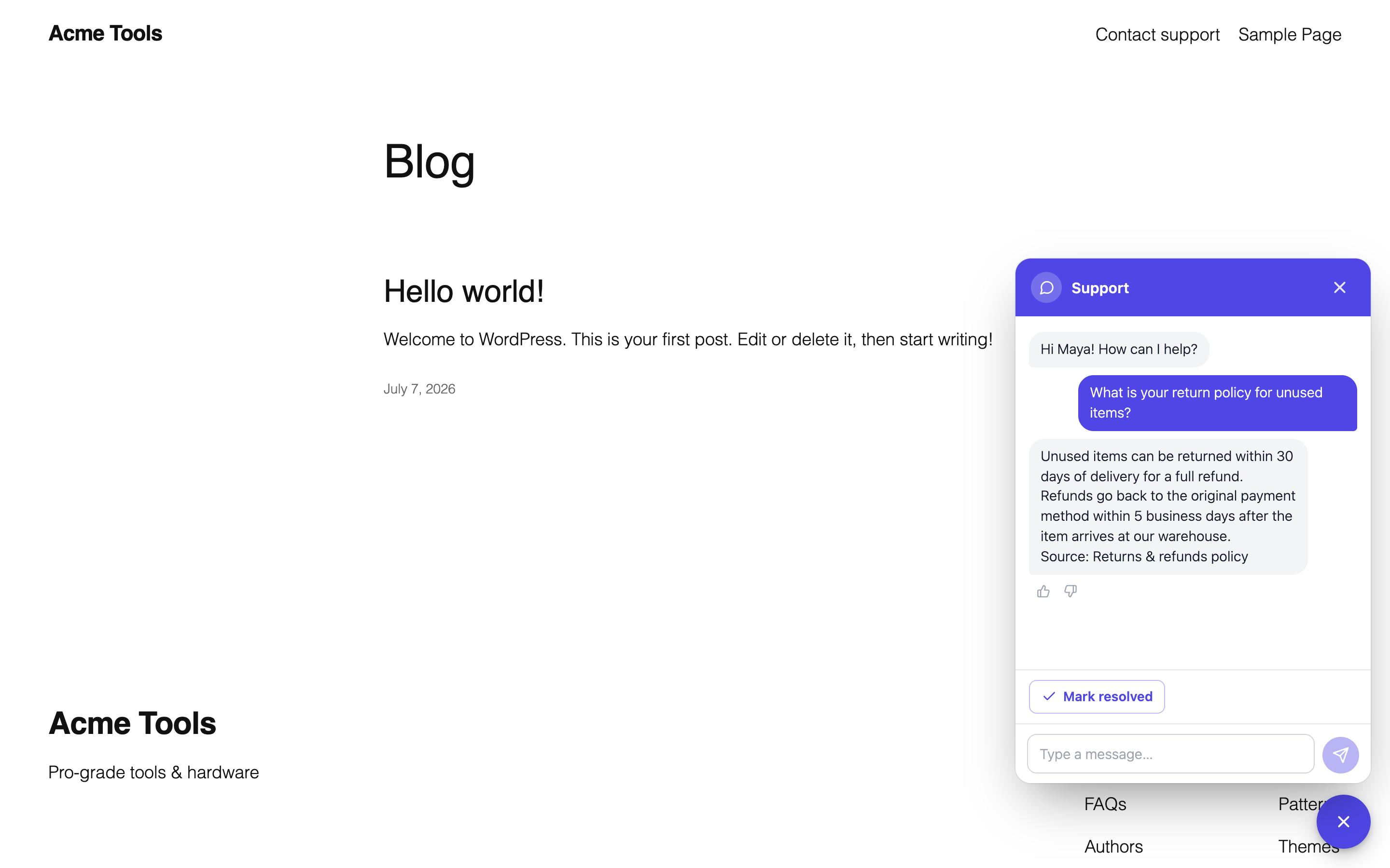 The floating support bubble answering a visitor from the knowledge base.