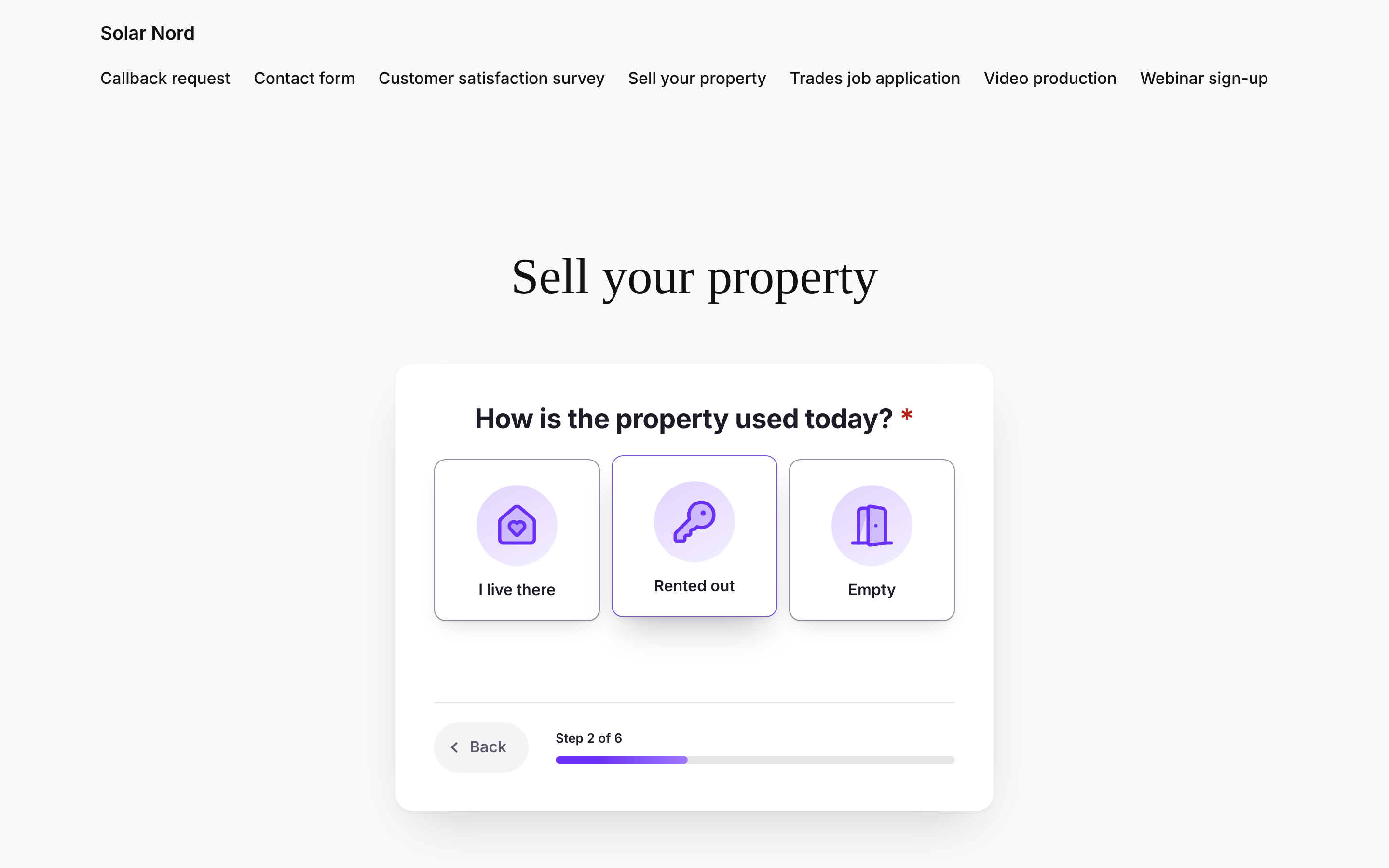 A multi-step form on a website: one clear question per step, answers as tiles and a progress bar.