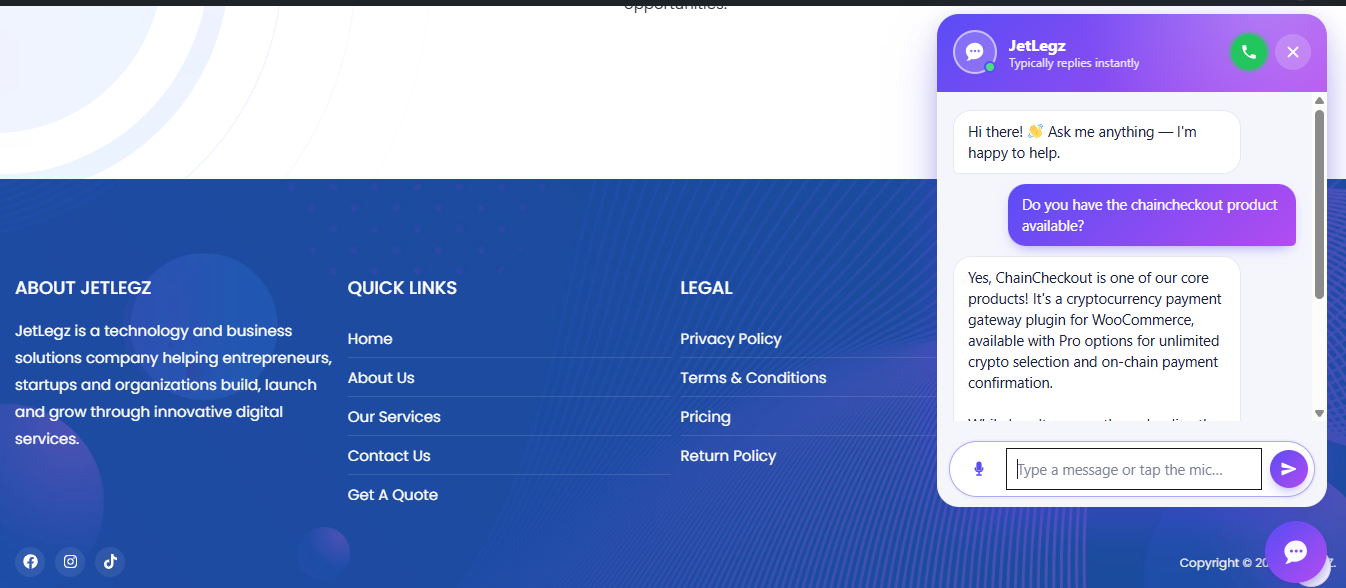 A live conversation: the assistant answering a product question using WooCommerce data.