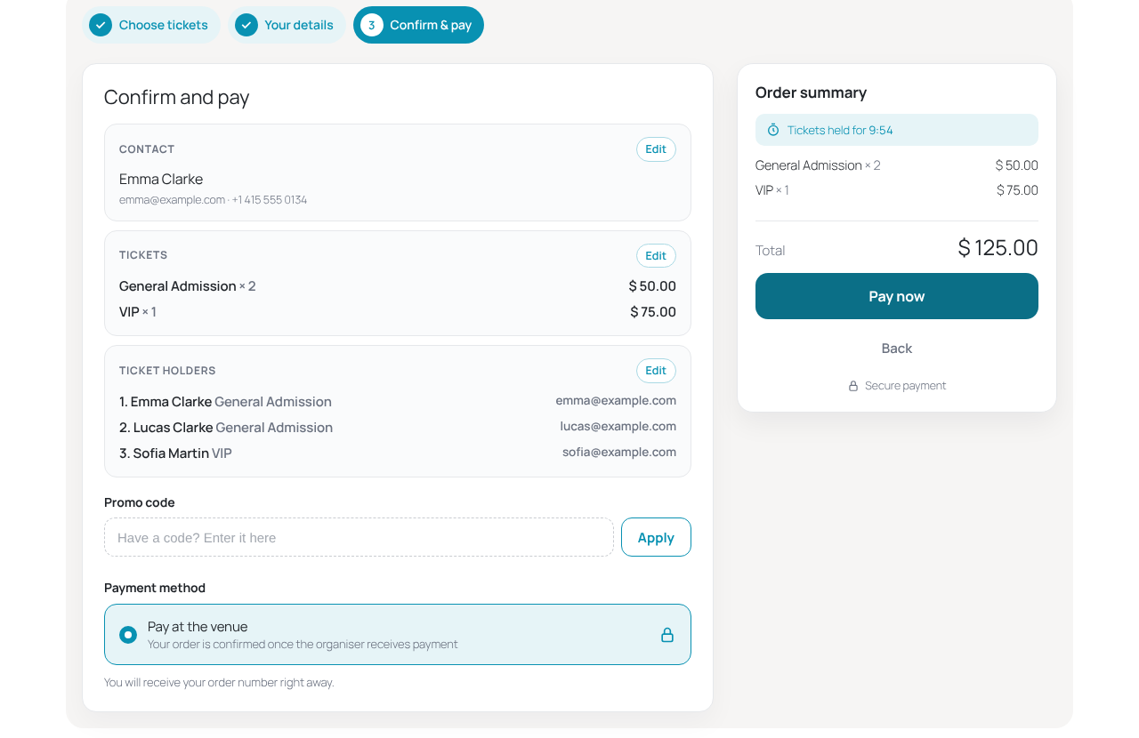The buyer confirms contact details, ticket holders and the payment method.